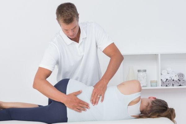 Physiotherapeut am Patienten